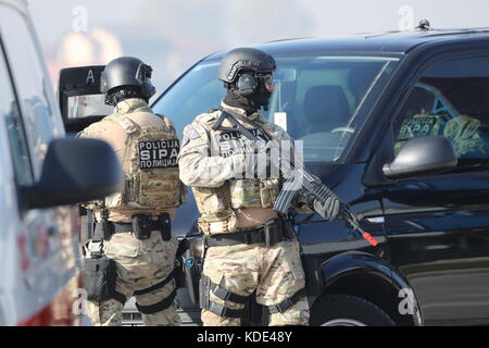 Sarajevo, Bosnie-Herzégovine. 13 octobre 2017. Des membres de l'Agence nationale d'enquête et de protection de Bosnie-Herzégovine participent à un exercice à l'aéroport international de Sarajevo, Sarajevo, Bosnie-Herzégovine, 13 octobre 2017. La simulation d'une prise d'otages était au centre de l'opération de soutien de la paix menée par la force de l'Union européenne, l'exercice « réponse rapide 2017 », vendredi matin à SIA. Crédit : Haris Memija/Xinhua/Alamy Live News Banque D'Images