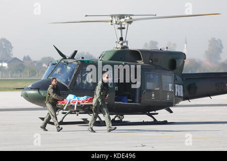 Sarajevo, Bosnie-Herzégovine. 13 octobre 2017. L'équipage d'hélicoptères médicaux de la Force de l'Union européenne (EUFOR) participe à un exercice à l'aéroport international de Sarajevo (SIA), Sarajevo (Bosnie-Herzégovine), 13 octobre 2017. La simulation d'une prise d'otages était au centre de l'opération de soutien de la paix menée par l'EUFOR, « Quick Response 2017 », vendredi matin à SIA. Crédit : Haris Memija/Xinhua/Alamy Live News Banque D'Images