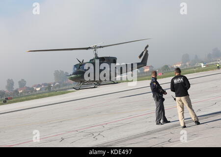 Sarajevo, Bosnie-Herzégovine. 13 octobre 2017. Un hélicoptère de la Force de l'Union européenne (EUFOR) arrive au cours d'un exercice à l'aéroport international de Sarajevo (SIA), Sarajevo (Bosnie-Herzégovine), 13 octobre 2017. La simulation d'une prise d'otages était au centre de l'opération de soutien de la paix menée par l'EUFOR, « Quick Response 2017 », vendredi matin à SIA. Crédit : Haris Memija/Xinhua/Alamy Live News Banque D'Images