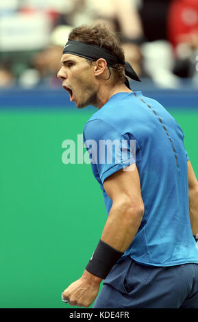 Shanghai, Chine. 13 octobre 2017. L'Espagnol Rafael Nadal réagit lors du match en quart de finale contre le bulgare Grigor Dimitrov au tournoi ATP Shanghai Masters 2017 à Shanghai, dans l'est de la Chine, le 13 octobre 2017. Crédit : Fan Jun/Xinhua/Alamy Live News Banque D'Images