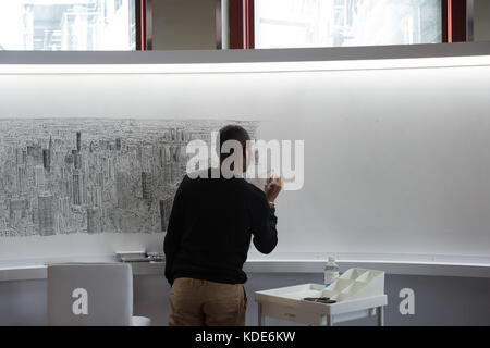 New York, New York, États-Unis. 13 octobre 2017. Le célèbre artiste STEPHEN WILTSHIRE continue de dessiner l'Empire State Building et New York City de mémoire à l'Empire State Building le 13 octobre 2017 à New York. Après un vol en hélicoptère de 45 minutes autour de Manhattan, le Wiltshire dessinera un paysage urbain d'aujourd'hui au dimanche 15 octobre 2017, pour culminer avec une cérémonie de signature le lundi 16 octobre 2017. Wiltshire crée son œuvre d'art de mémoire et fera cette pièce en résidence au 80ème étage de l'Empire State Building. Le progrès de l'artiste basé à Londres sera v Banque D'Images