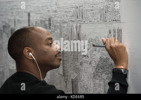 New York, New York, États-Unis. 13 octobre 2017. Le célèbre artiste STEPHEN WILTSHIRE continue de dessiner l'Empire State Building et New York City de mémoire à l'Empire State Building le 13 octobre 2017 à New York. Après un vol en hélicoptère de 45 minutes autour de Manhattan, le Wiltshire dessinera un paysage urbain d'aujourd'hui au dimanche 15 octobre 2017, pour culminer avec une cérémonie de signature le lundi 16 octobre 2017. Wiltshire crée son œuvre d'art de mémoire et fera cette pièce en résidence au 80ème étage de l'Empire State Building. Le progrès de l'artiste basé à Londres sera v Banque D'Images