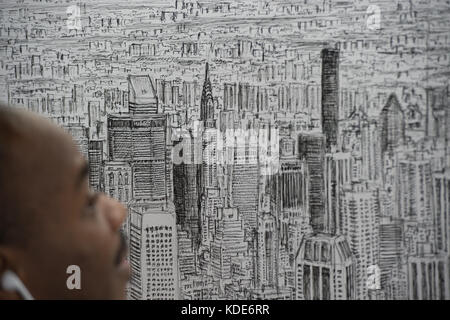 New York, New York, USA. 13 oct, 2017. L'artiste de renom Stephen wiltshire continue dimensions l'empire state building et la ville de New York à partir de la mémoire à l'empire state building le 13 octobre 2017 à New York. À la suite d'un vol en hélicoptère de 45 minutes autour de Manhattan, Wiltshire va dessiner un paysage urbain à partir d'aujourd'hui à dimanche, Octobre 15, 2017, culminant avec une cérémonie de signature, le lundi, Octobre 16, 2017. wiltshire crée sa célèbre œuvre de mémoire et fera de cette pièce en résidence sur le 80e étage de l'empire state building. l'artiste basé à Londres, les progrès seront v Banque D'Images