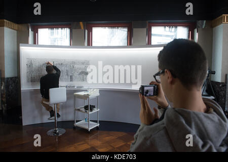 New York, New York, États-Unis. 13 octobre 2017. Le célèbre artiste STEPHEN WILTSHIRE continue de dessiner l'Empire State Building et New York City de mémoire à l'Empire State Building le 13 octobre 2017 à New York. Après un vol en hélicoptère de 45 minutes autour de Manhattan, le Wiltshire dessinera un paysage urbain d'aujourd'hui au dimanche 15 octobre 2017, pour culminer avec une cérémonie de signature le lundi 16 octobre 2017. Wiltshire crée son œuvre d'art de mémoire et fera cette pièce en résidence au 80ème étage de l'Empire State Building. Le progrès de l'artiste basé à Londres sera v Banque D'Images