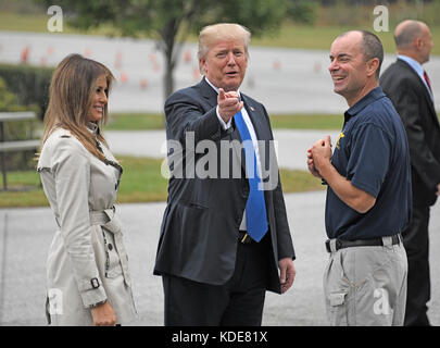 Belleville, MD, États-Unis. 13 octobre 2017. Le président des États-Unis Donald J. Trump reconnaît le pool de presse lors de la visite de lui et de la première dame Melania Trump au US Secret Service James J. Rowley Training Center à Beltsville, Maryland, le vendredi 13 octobre 2017. Crédit: Ron Sachs/Pool Via Cnp/Media Punch/Alay Live News Banque D'Images