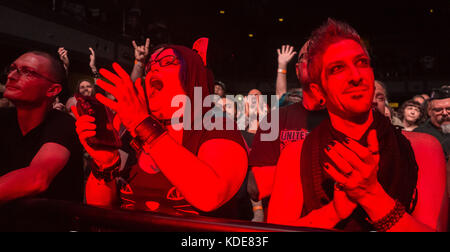 Detroit, MICHIGAN, États-Unis. 28 septembre 2017. Les fans regardent Lords of Acid se produit à la St. Andrew's Hall de Detroit, MI. Crédit : Alexis Simpson/ZUMA Wire/Alay Live News Banque D'Images