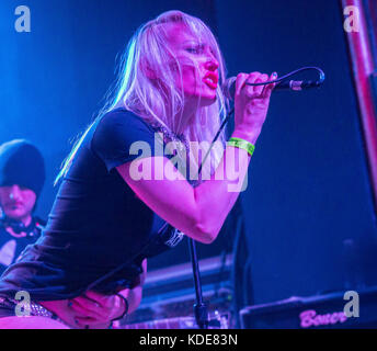 Detroit, MICHIGAN, États-Unis. 28 septembre 2017. DEVON DISASTER of Lords of Acid se produit à la salle St. Andrew's Hall de Detroit, MI. Crédit : Alexis Simpson/ZUMA Wire/Alay Live News Banque D'Images