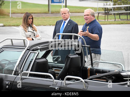 Un agent de service secret non identifié des États-Unis parle avec le président américain Donald J. Trump et la première dame Melania Trump lors de leur visite au service secret américain James J. Rowley Training Center à Beltsville, Maryland, le vendredi 13 octobre 2017. Au premier plan se trouve la voiture qui a été utilisée pour évacuer le président américain d'alors Ronald Reagan d'un terrain de golf à Augusta, Géorgie, le 22 octobre 1983, lorsqu'un homme armé s'est écrasé à travers la porte du terrain de golf et a demandé à parler au président. Crédit : Ron Sachs/Pool via CNP /MediaPunch Banque D'Images