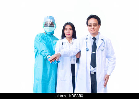 Confident doctors team tenant leurs mains ensemble, l'équipe médicale réussie Banque D'Images