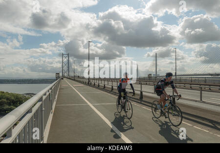 Cyclistes et piétons seulement maintenant sur Forth Road Bridge, Queensferry, Ecosse, Royaume-Uni Banque D'Images