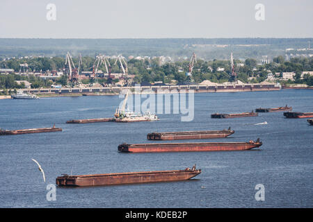 Les chalands sont ancrés sur la Volga Nizhny Novgorod. la Russie. Banque D'Images