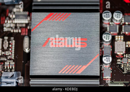 Hannover / Allemagne - 12 octobre 2017:asus dissipateur thermique sur une carte mère Asus premier 350 plus Banque D'Images