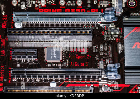 Hannover / Allemagne - 12 octobre 2017:asus dissipateur thermique sur une carte mère Asus premier 350 plus Banque D'Images