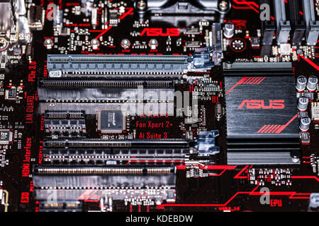 Hannover / Allemagne - 12 octobre 2017:asus dissipateur thermique sur une carte mère Asus premier 350 plus Banque D'Images