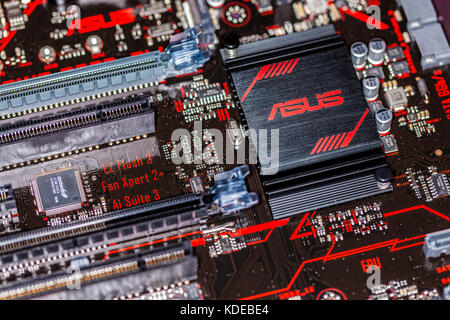 Hannover / Allemagne - 12 octobre 2017:asus dissipateur thermique sur une carte mère Asus premier 350 plus Banque D'Images