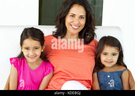 Grand-mère serrant ses deux petites-filles. Banque D'Images