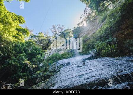 Cascade dans le parc national des Blue Mountains, Nouvelle-Galles du Sud, Australie. Banque D'Images