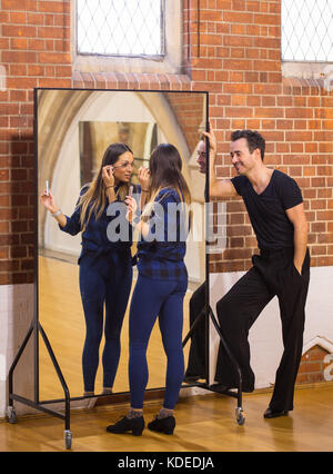 Joe McFadden et Katya Jones dans un studio de Londres pendant les répétitions de la BBC's Strictly Come Dancing. Banque D'Images