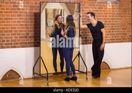 Joe McFadden et Katya Jones dans un studio de Londres pendant les répétitions de la BBC's Strictly Come Dancing. Banque D'Images