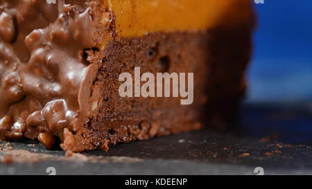 Gâteau à la crème et aux noix. Gâteau au chocolat avec noix et pépites de chocolat. Cupcake au caramel au chocolat avec noix et sirop de beurre, gros plan Banque D'Images