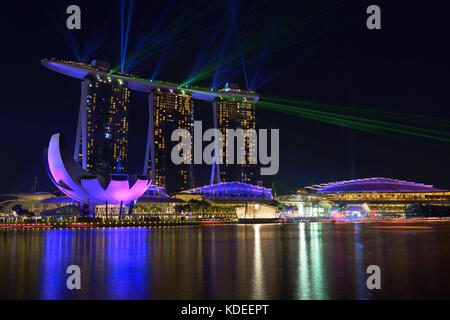 La ville de Singapour, Singapour - Le 10 février 2017 me demande : - plein de la lumière et de l'eau montrent Marina Bay Sand Singapour le 10 février 2017 Banque D'Images