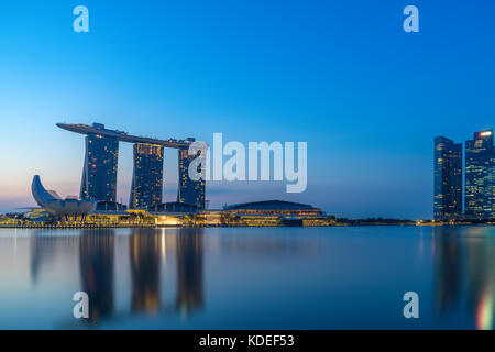 La ville de Singapour, Singapour - Le 10 février 2017 : Avis de Marina Bay Sands la nuit, Voyage, Singapour le 10 février 2017 Banque D'Images