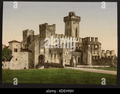 Une vue sur le château de Sermione situé sur les rives du lac de Garde en Italie. L'architecture historique du château se reflète dans les eaux calmes du lac. Banque D'Images