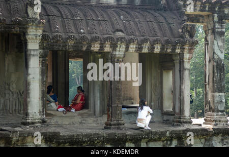 L'opposé de la femme en Inde et robe blanche fille asiatique est tenue de l'ouest dans les ruines d'Angkor Wat Banque D'Images