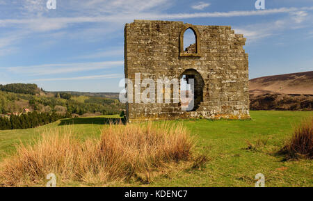 Skelton, le ruines romantiques d'une folie sur Levisham Moor, donnant sur Newtondale et le North Yorkshire Moors Railway. Banque D'Images