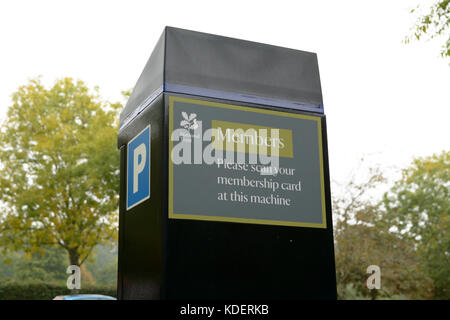 Ticket de parking sur propriété du National Trust avec panneau disant membres peut scanner carte de membre lors de la machine pour obtenir un parking gratuit Banque D'Images