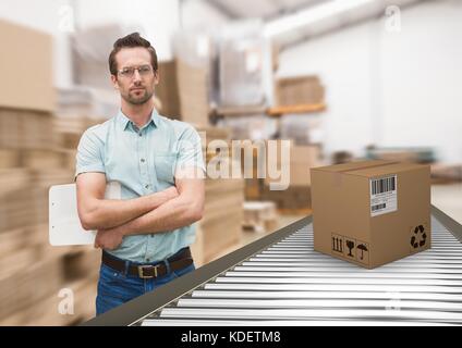 De l'homme composite numérique avec boxes on conveyor belt in warehouse Banque D'Images