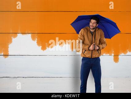 Digital composite de l'homme contre le bois avec parapluie Banque D'Images