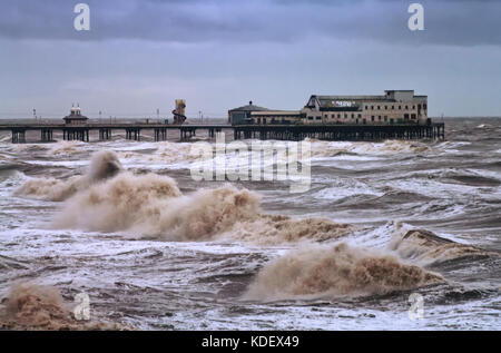 Blackpool battues : la jetée du nord battu par haute mer Banque D'Images