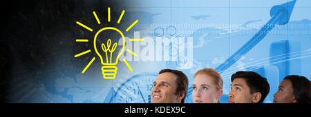 Digital composite de personnes à la recherche jusqu'à l'ampoule électrique Banque D'Images