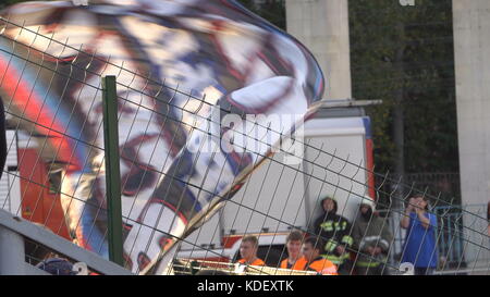 Fans de brandir le drapeau lors d'un match de football. Banque D'Images