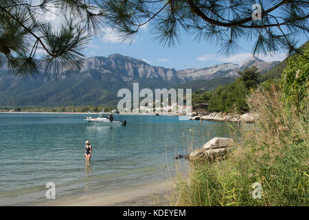 Petite plage donnant sur Golden Beach, Chrysi Ammoudia, Thassos, Grèce, îles grecques, Ipsarion Ypsarion montagnes, montagne. Septembre 2017 Banque D'Images