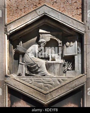 Tubal-caïn : Nino Pisano, 1334-36. par Pisano 1290 - 1348 est l'architecte et sculpteur atelier a commencé à propos de 1336 avec les reliefs de l'Hôtel Campanile la Cattedrale di Santa Maria del Fiore de Florence - Florence Italie Cathédrale de Sainte Marie de la fleur 1336 Florence Italie Genèse 4:22 : Sella épouse de Lémec a également présenté Tubal-caïn, qui était un martelier et artisan dans chaque œuvre d'airain et de fer. Banque D'Images