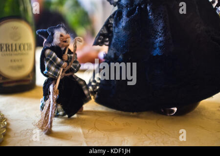 De l'épiphanie et Halloween des poupées heureux d'un séjour sur une table de bois prêt pour le déjeuner. Florence, Italie Banque D'Images