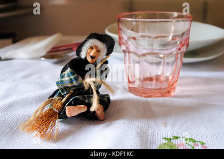 De l'épiphanie et Halloween des poupées heureux d'un séjour sur une table de bois prêt pour le déjeuner. Florence, Italie Banque D'Images