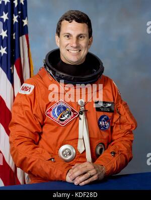 Portrait officiel de l'astronaute de la mission NASA STS-40 Spacelab Life Sciences Dr Francis 'Drew' Gaffney dans une combinaison spatiale orange au Johnson Space Center le 6 juillet 1990 à Houston, Texas. (Photo de NASA photo via Planetpix) Banque D'Images