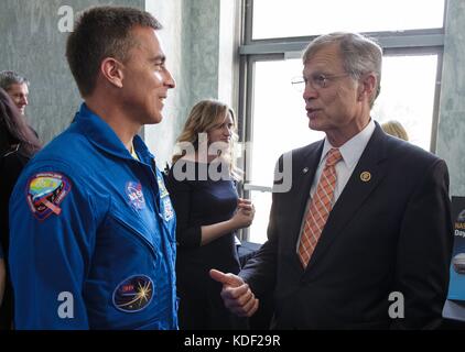 La NASA L'astronaute Chris Cassidy (à gauche) parle avec texas américain Brian représentant babin durant la nasa tech day sur la colline dans la Rayburn House Office Building, 15 juin 2017 à Washington, DC. (Photo par Joel kowsky via planetpix) Banque D'Images