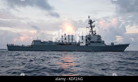 Le destroyer à missiles guidés USS Ralph Johnson de la classe Arleigh Burke de l'US Navy fait route pendant les essais en mer des constructeurs le 18 juillet 2017 dans le golfe du Mexique. (Photo par Andrew Young via Planetpix) Banque D'Images