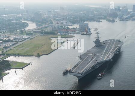 Le porte-avions USS Harry S. Truman de classe Nimitz de l'US Navy transite par la rivière Elizabeth après avoir quitté le chantier naval de Norfolk le 21 juillet 2017 à Norfolk, en Virginie. (Photo de Kevin F. Johnson via Planetpix) Banque D'Images