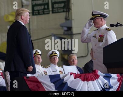 Le commandant de la marine américaine Richard McCormack salue le président américain Donald Trump lors de la cérémonie de mise en service du porte-avions USS Gerald R. Ford à la base navale de Norfolk le 22 juillet 2017 à Norfolk, Virginie. (Photo de Gitte Schirrmacher via Planetpix) Banque D'Images