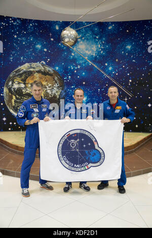 NASA International Space Station Expedition 52 premiers membres d'équipage (G-d) L'astronaute italien Paolo Nespoli de l'Agence spatiale européenne, le cosmonaute russe Sergey Ryazanskiy de Roscosmos et l'astronaute américain Randy Bresnik brandissent un drapeau avec leur insigne Soyouz MS-05 au Musée Korolev du cosmodrome de Baïkonour lors des activités traditionnelles de pré-lancement le 24 juillet 2017 à Baïkonour, Kazakhstan. (Photo de Victor Zelentsov via Planetpix) Banque D'Images