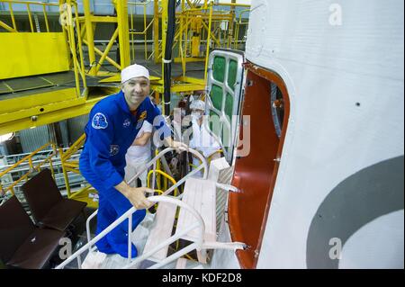 La station spatiale internationale de la nasa le premier membre de l'équipage Expedition 52 L'astronaute américain randy bresnik conseils scolaires l'engin spatial Soyouz ms-05 pendant la phase de pré-lancement l ajustement final répétition générale au cosmodrome de Baïkonour integration facility 24 juillet 2017 à Baïkonour, au Kazakhstan. (Photo by andrey shelepin via planetpix) Banque D'Images