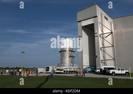 La fusée de propulsion cryogénique intérimaire (ICPS) du système de lancement spatial de la NASA sort du centre d'opérations Delta de l'United Launch Alliance à la station aérienne de Cape Canaveral pour son déménagement à l'installation de traitement de la station spatiale du Kennedy Space Center le 26 juillet 2017 à Cape Canaveral, en Floride. L'ICPS assure une partie de la propulsion dans l'espace pendant le premier vol d'essai de la mission Orion Adaptors exploration Mission-1. (Photo de Kim Shiflett via Planetpix) Banque D'Images