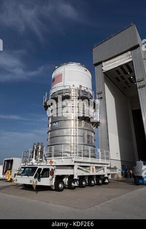 La fusée de propulsion cryogénique intérimaire (ICPS) du système de lancement spatial de la NASA sort du centre d'opérations Delta de l'United Launch Alliance à la station aérienne de Cape Canaveral pour son déménagement à l'installation de traitement de la station spatiale du Kennedy Space Center le 26 juillet 2017 à Cape Canaveral, en Floride. L'ICPS assure une partie de la propulsion dans l'espace pendant le premier vol d'essai de la mission Orion Adaptors exploration Mission-1. (Photo de Kim Shiflett via Planetpix) Banque D'Images