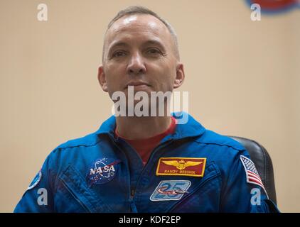 NASA International Space Station Expedition 52 Soyouz MS-05 membre de l'équipage principal L'astronaute américain Randy Bresnik assiste à une conférence de presse de pré-lancement depuis derrière une vitre de quarantaine à l'hôtel Cosmonaut le 27 juillet 2017 à Baïkonour, au Kazakhstan. (Photo de Joel Kowsky via Planetpix) Banque D'Images