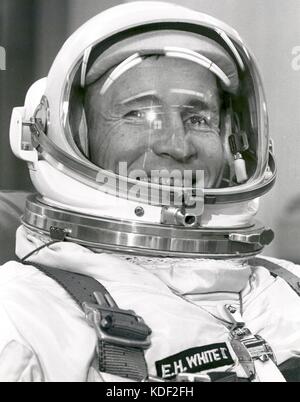 L'astronaute Edward White de la NASA Gemini IV pilote de mission spatiale habitée se prépare pour le lancement au complexe de lancement de la Station aérienne de Cape Canaveral 16 juin 3, 1965 à Cape Canaveral, en Floride. White a réussi la première sortie spatiale américaine lors de la mission Gemini 4. (Photo de NASA photo via Planetpix) Banque D'Images